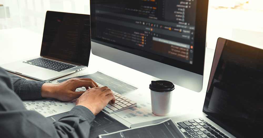 写真:Salesforceの画面開発を比較!Visualforce・Apex・LWCの特徴と選び方 イメージ