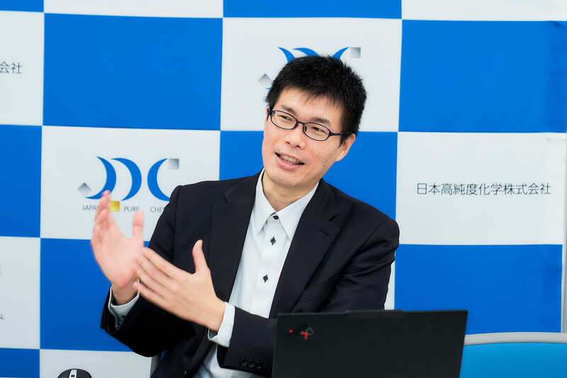 写真：営業部係長　當眞 嗣貴さま